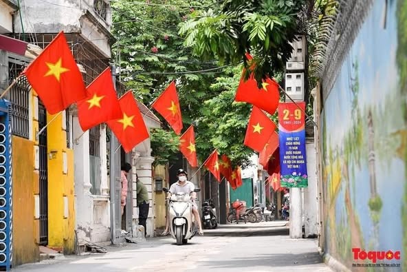 PHÓNG VIÊN NƯỚC NGOÀI NÓI VỀ LÁ CỜ ĐỎ SAO VÀNG