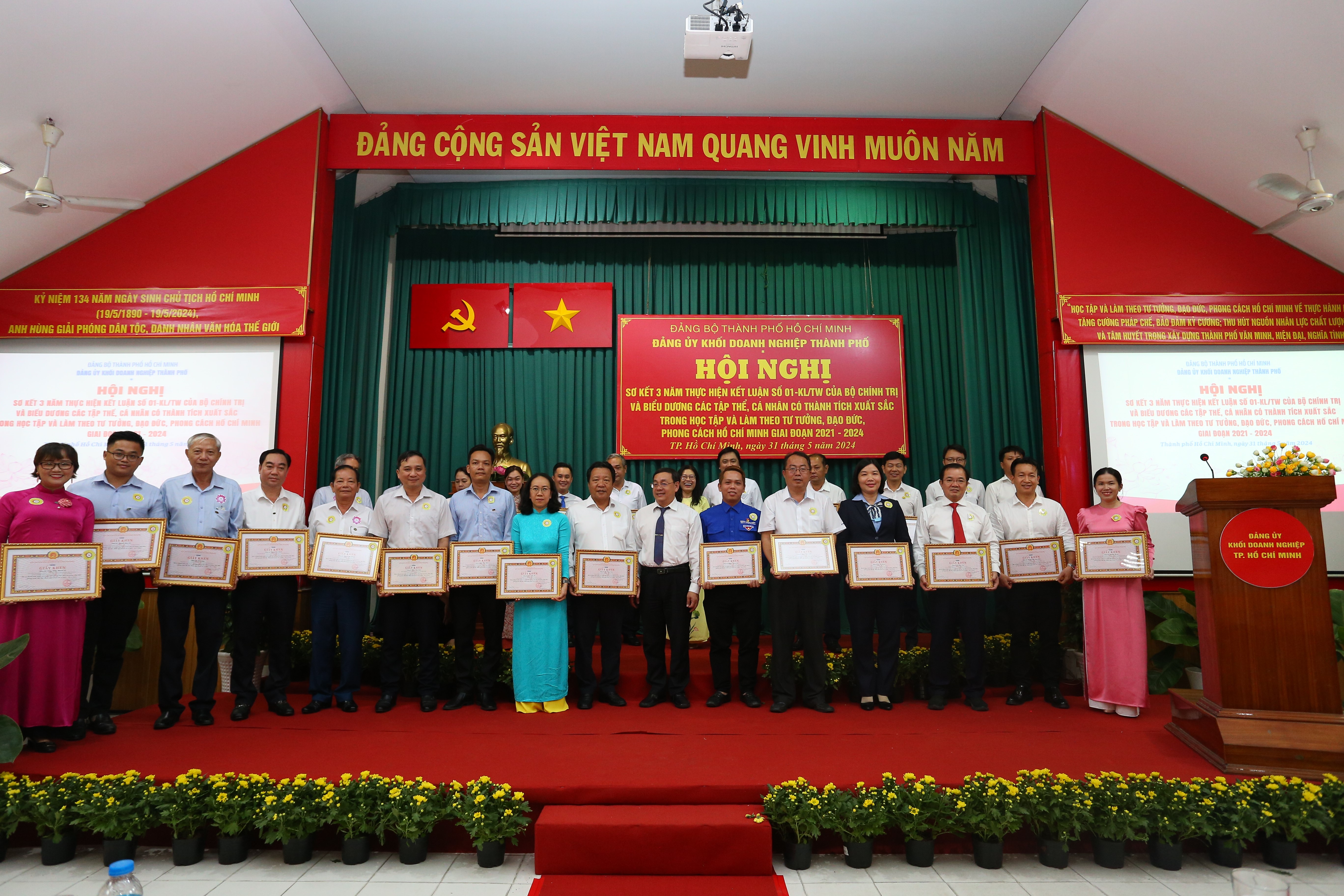 MỘT SỐ VẤN ĐỀ TRỌNG TÂM Triển khai thực hiện Quy định số 144 của Bộ Chính trị về chuẩn mực đạo đức cách mạng của cán bộ, đảng viên trong giai đoạn mới  tại Đảng bộ Khối Doanh nghiệp Thành phố