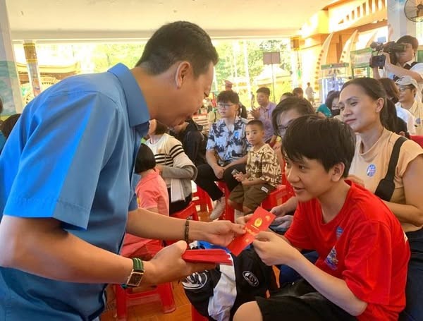 10.000 gia đình công nhân đón tết vui tươi tại TPHCM