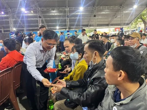 Bí thư Thành ủy TPHCM tặng quà tết cho công nhân, người lao động